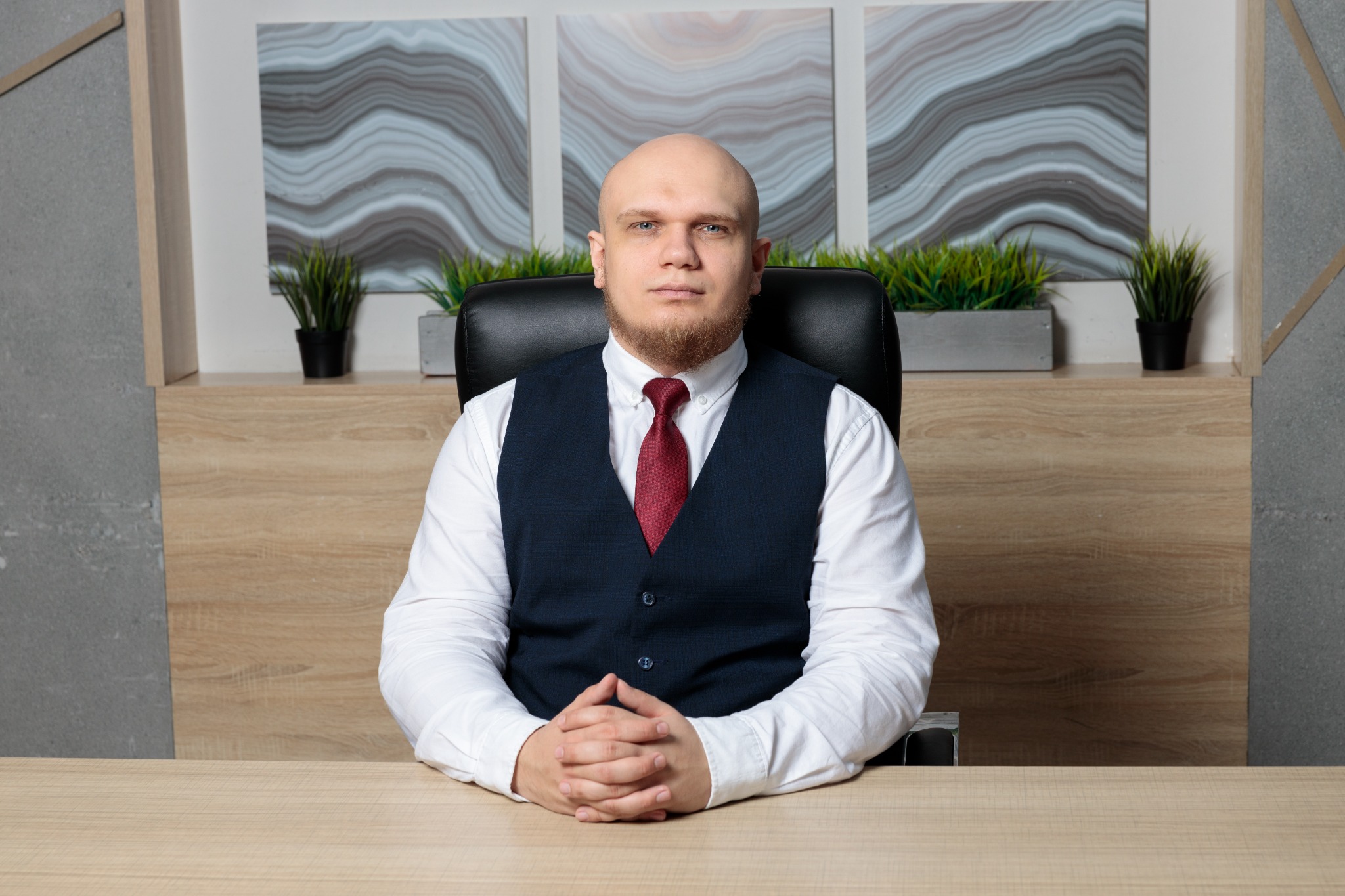 Павел Коновалов за рабочим столом